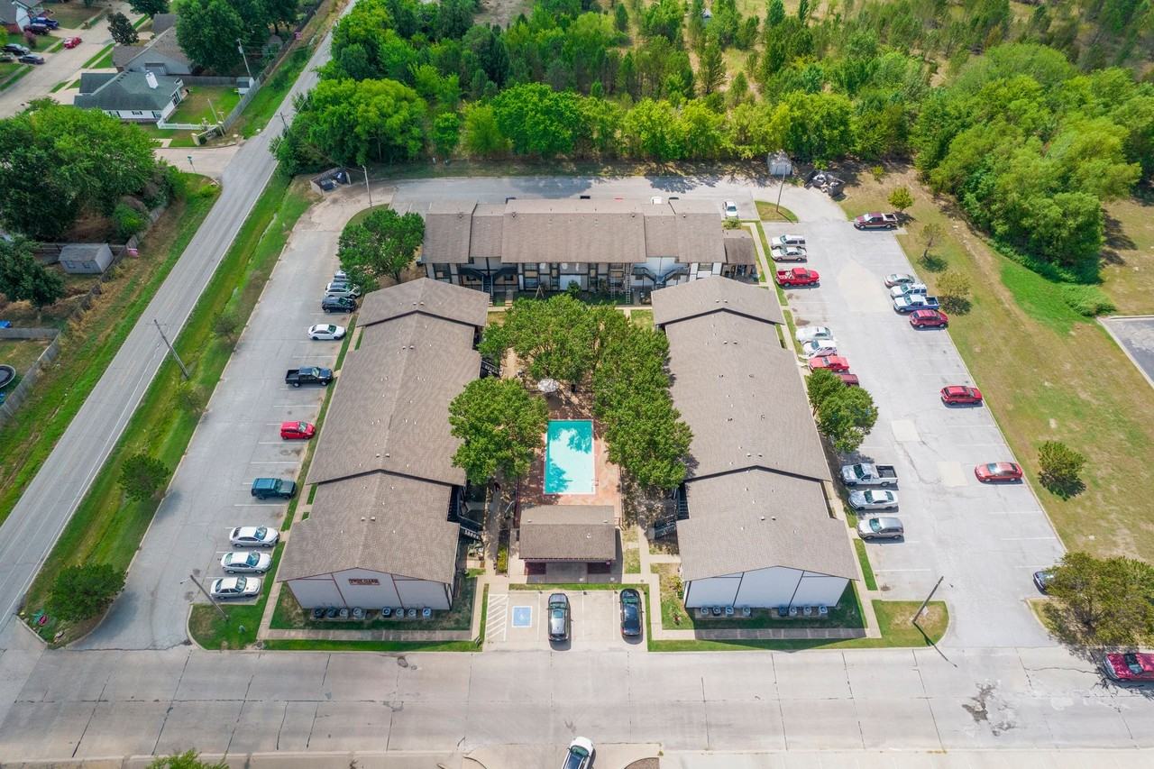 Twin Oaks Apartments - Photo 2 of 31