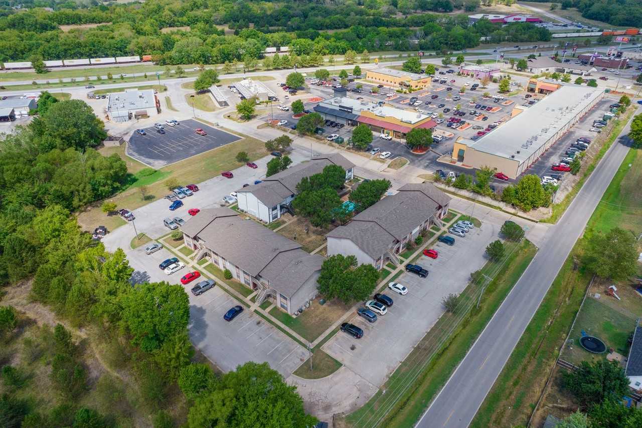 Twin Oaks Apartments - Photo 4 of 31