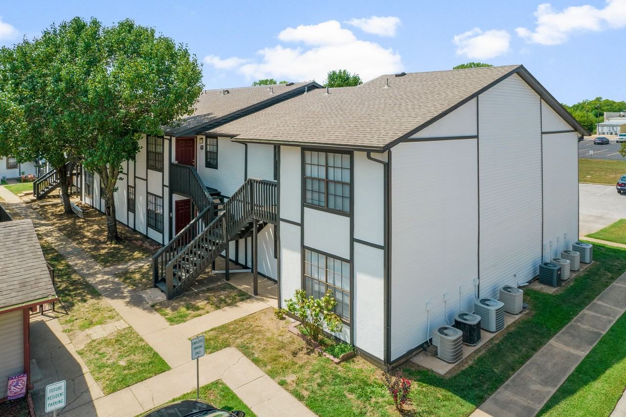 Twin Oaks Apartments - Photo 7 of 31