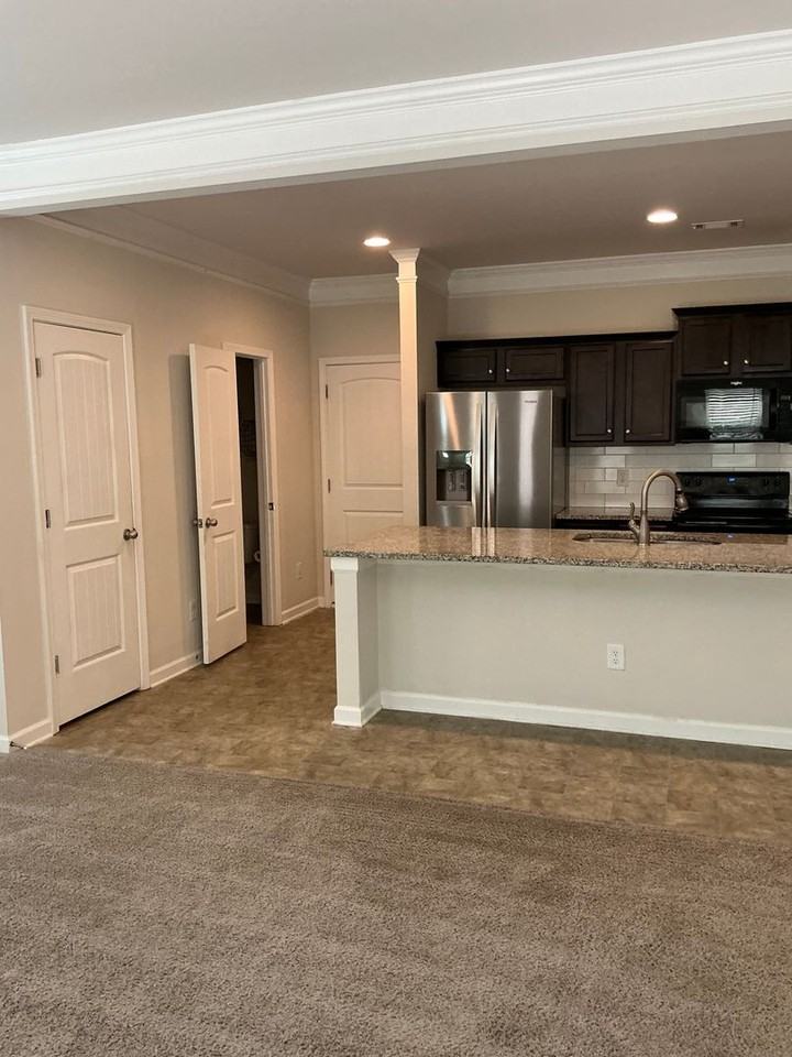 1256 Towne Square Ct - Photo 7 of 33