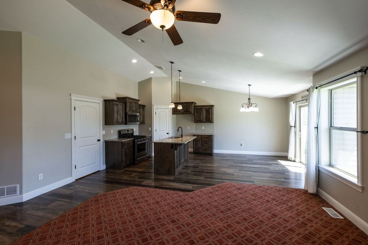 303 S Park Ave - Photo 5 of 45
