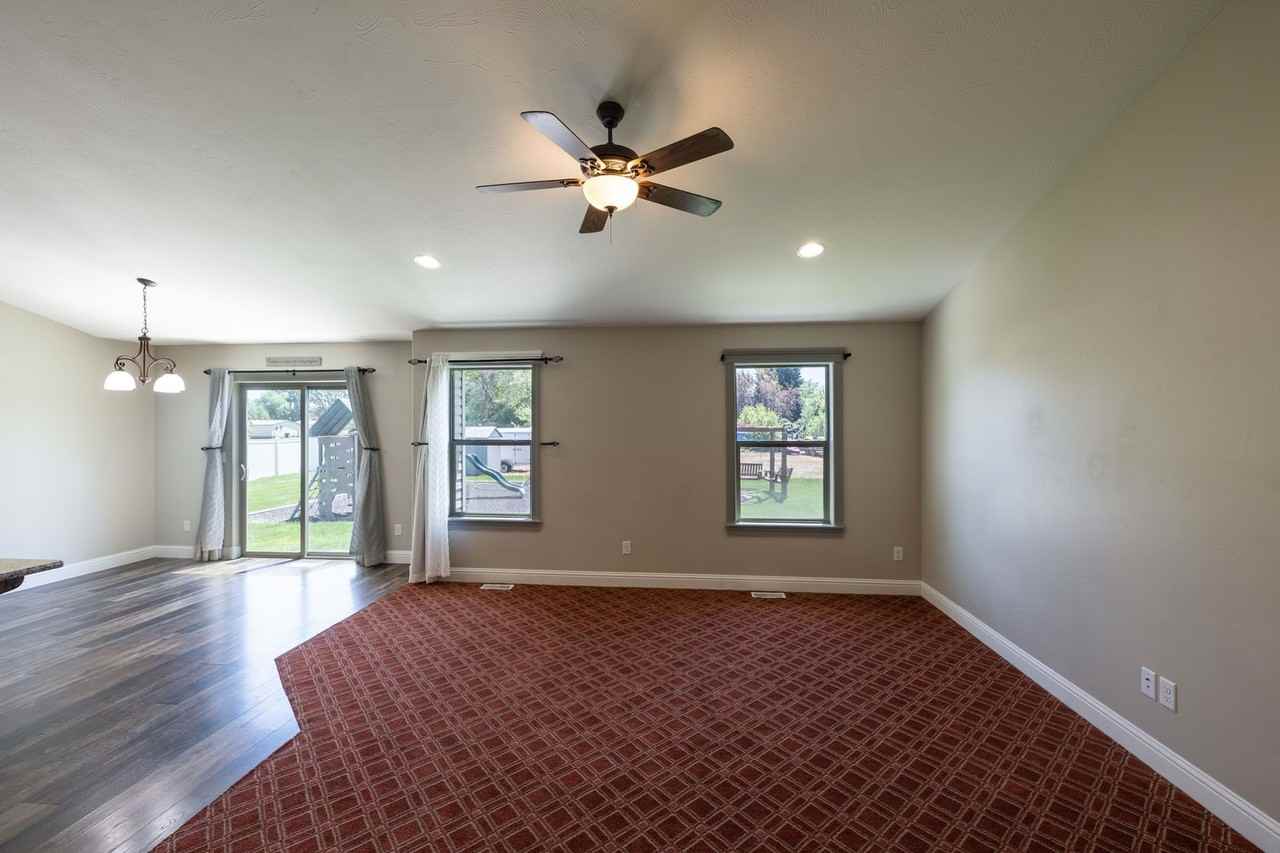 303 S Park Ave - Photo 6 of 45