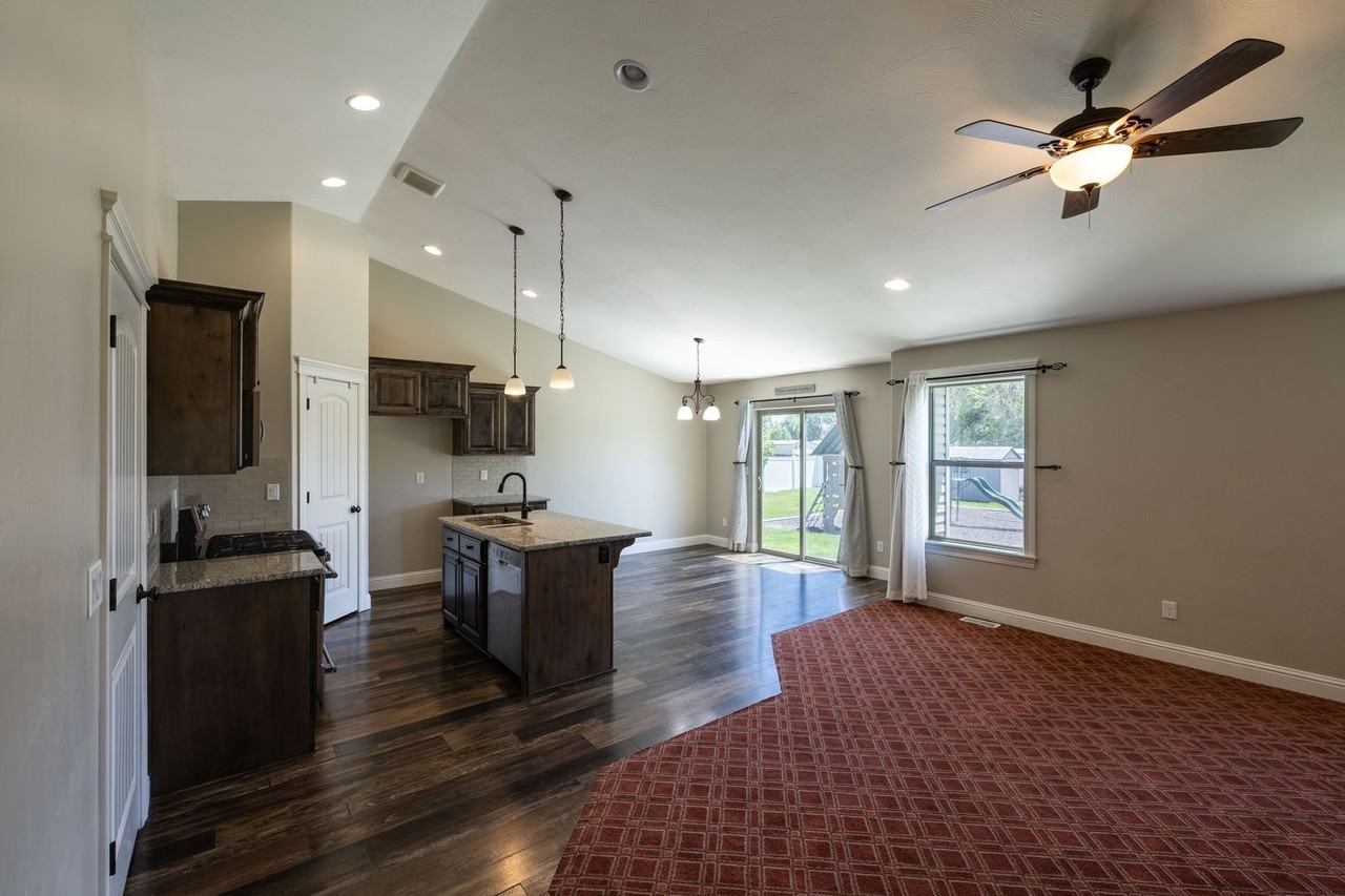 303 S Park Ave - Photo 7 of 45