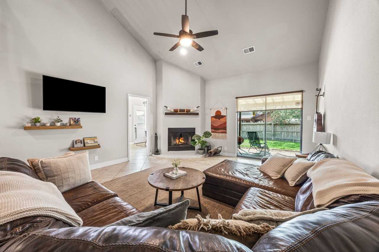 2330 Encino Pt - Photo 5 of 22
