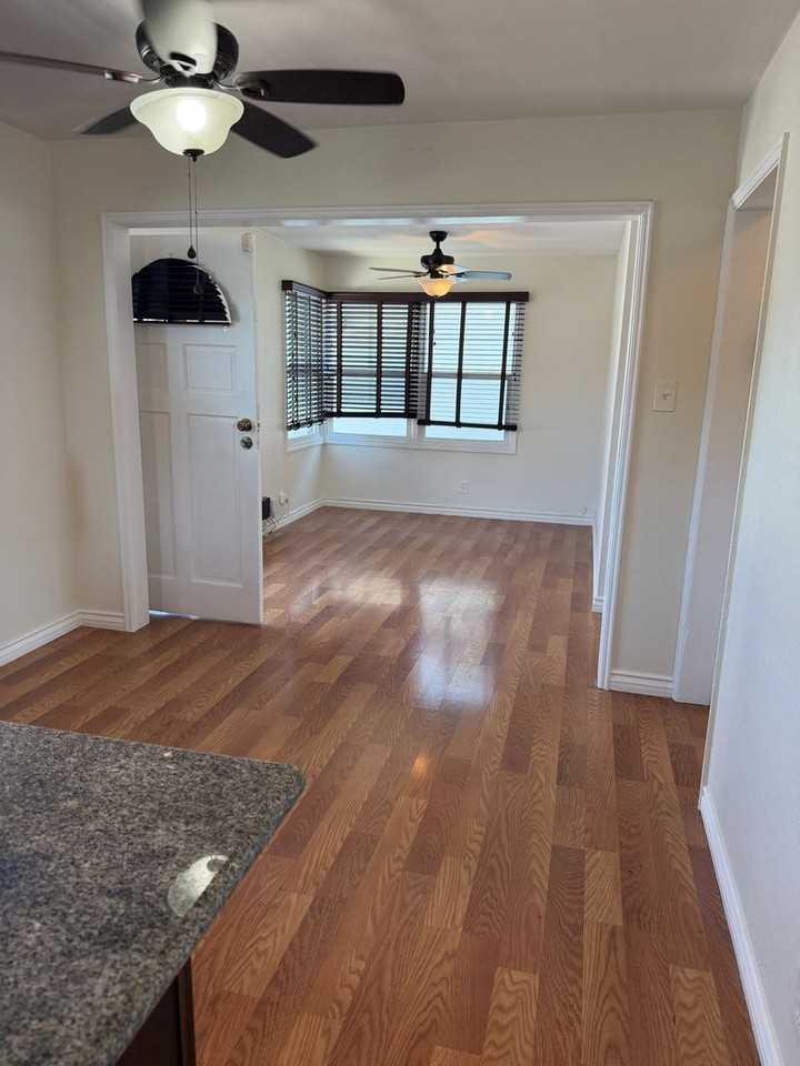 2534 Cedar Ave - Photo 4 of 15