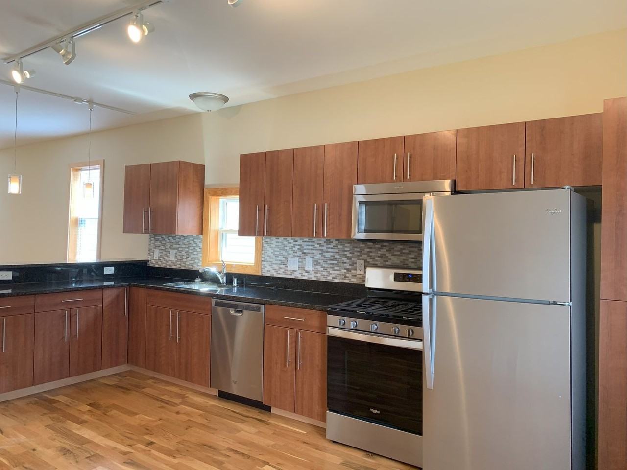 2507 S Logan Ave - Photo 4 of 21