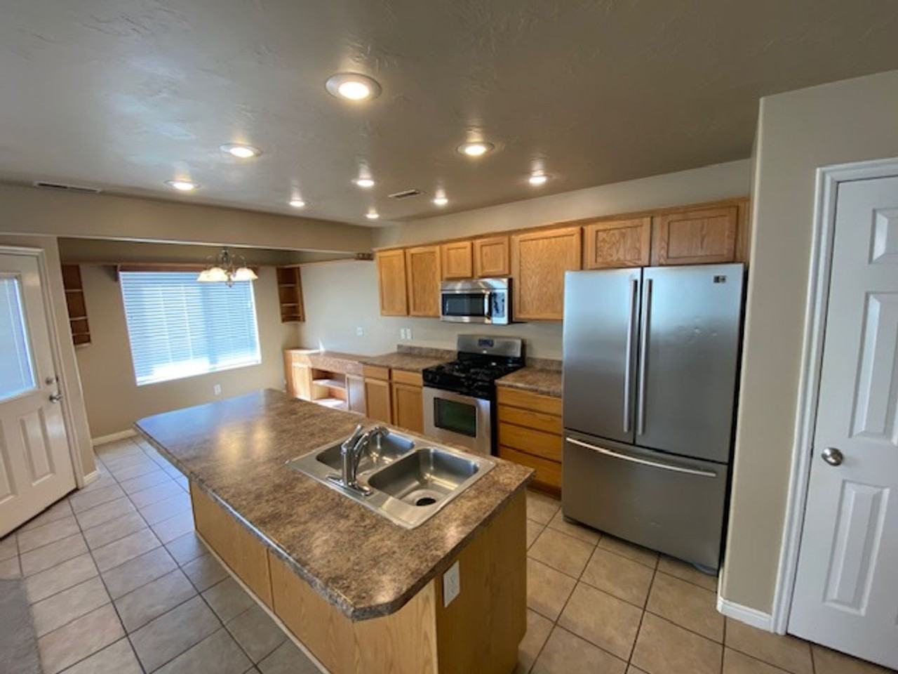 433 W 2100 N - Photo 3 of 18