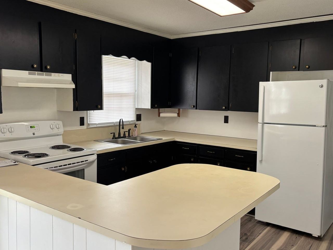 801 Bethpage Rd - Photo 5 of 15
