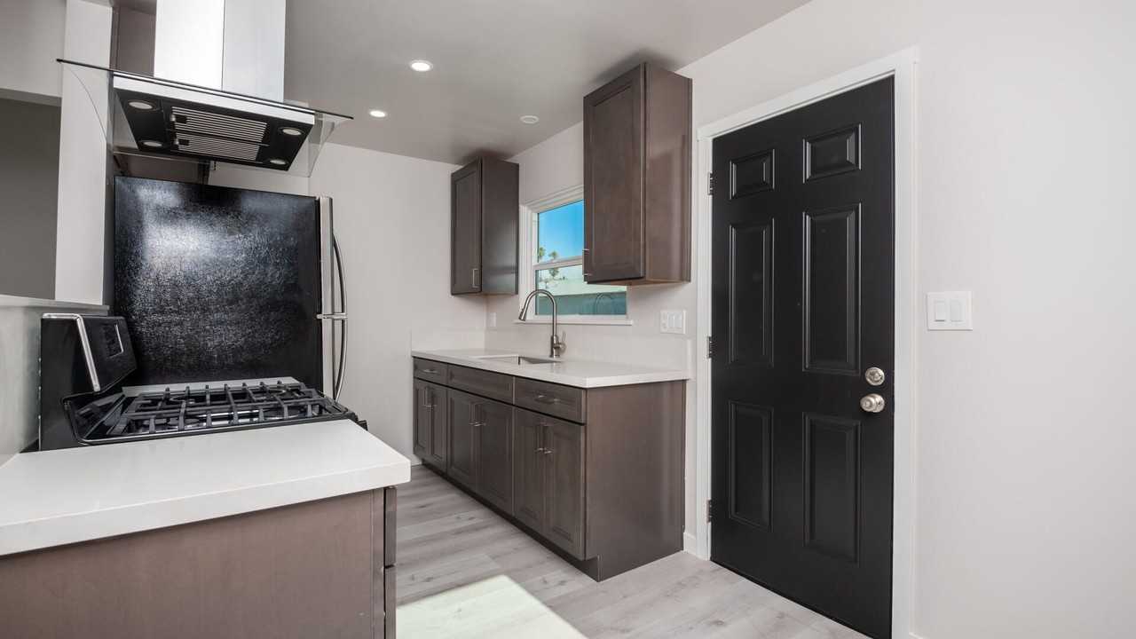 112 E 5th St - Photo 6 of 13