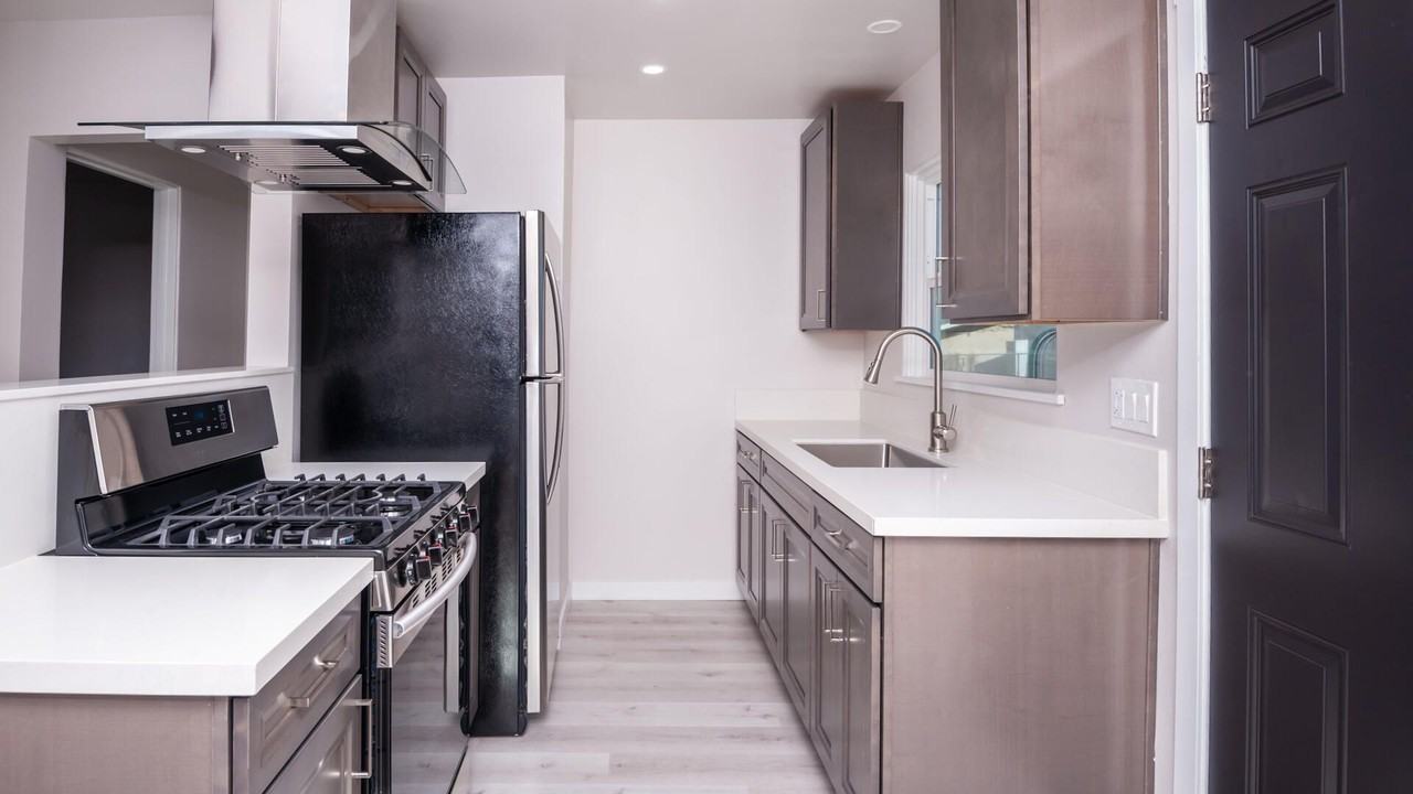 112 E 5th St - Photo 7 of 13