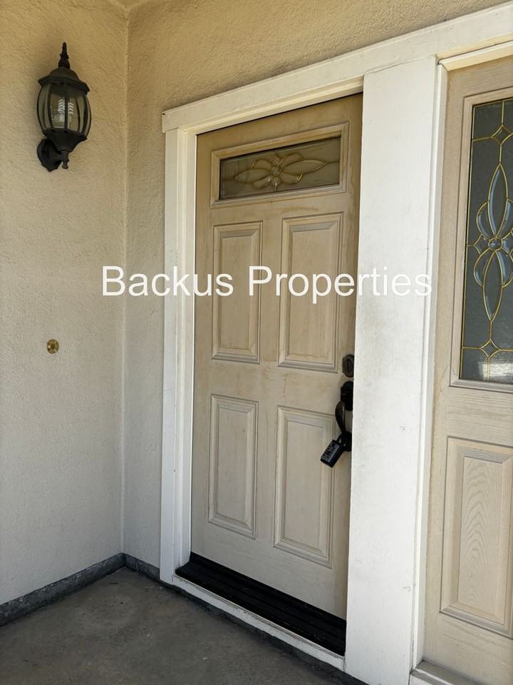 1065 Kensington Way - Photo 2 of 29