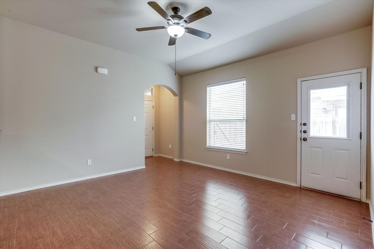 1120 Brendon Lee Ln - Photo 2 of 32