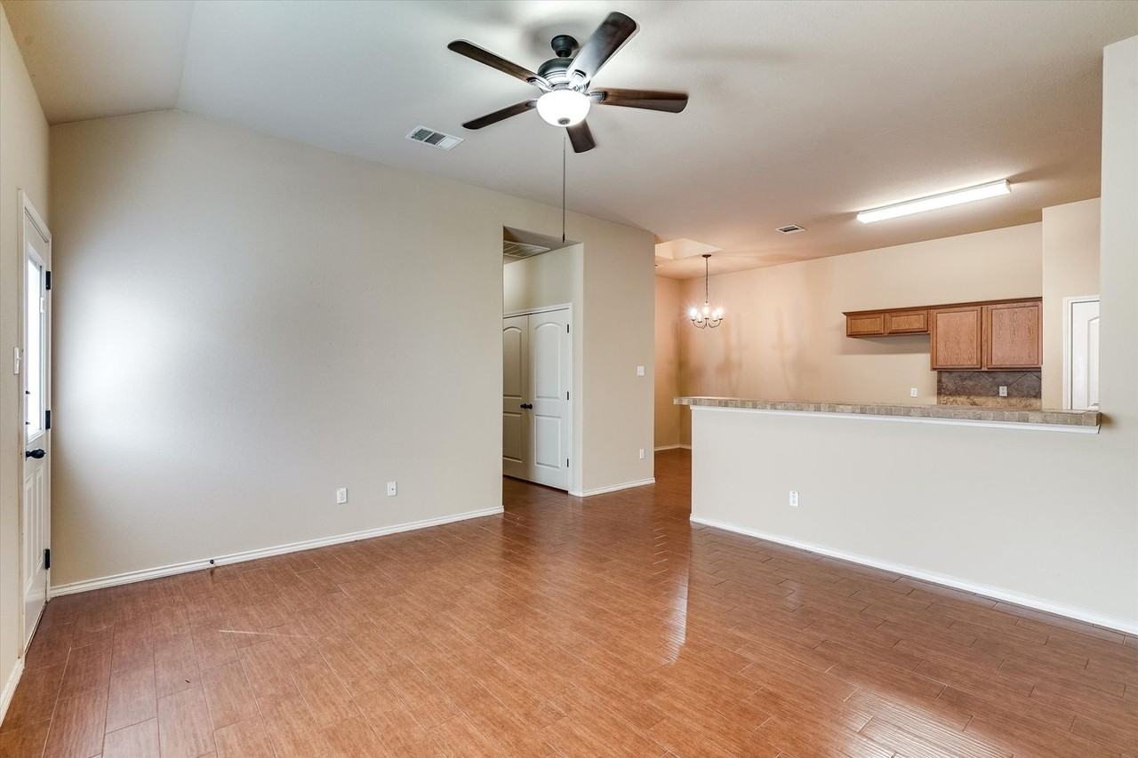 1120 Brendon Lee Ln - Photo 4 of 32