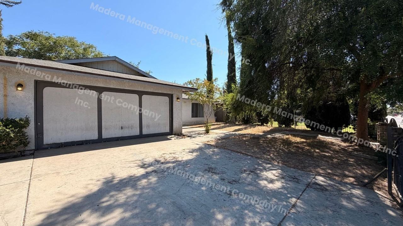 1312 Sanarita Way - Photo 3 of 35