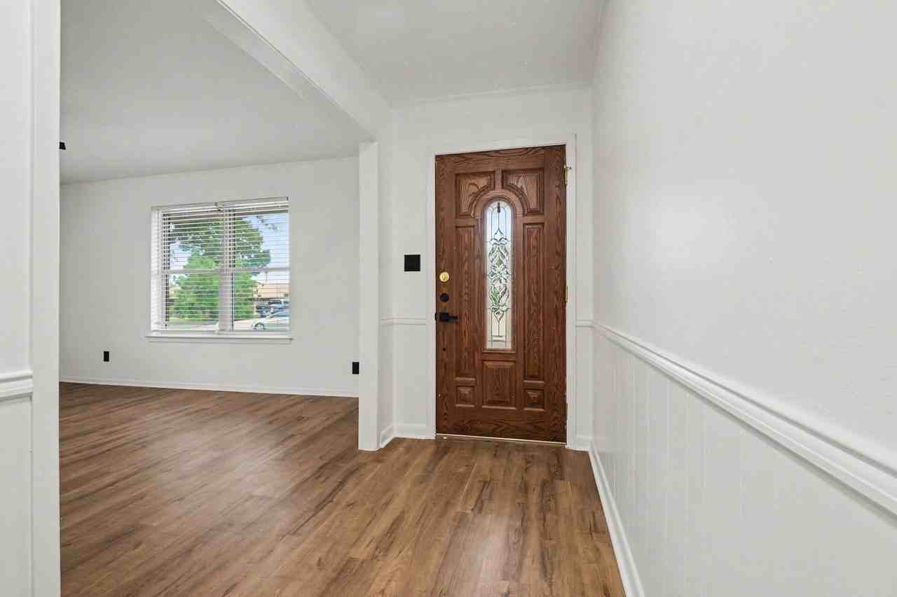 3407 Tipps Dr - Photo 4 of 30
