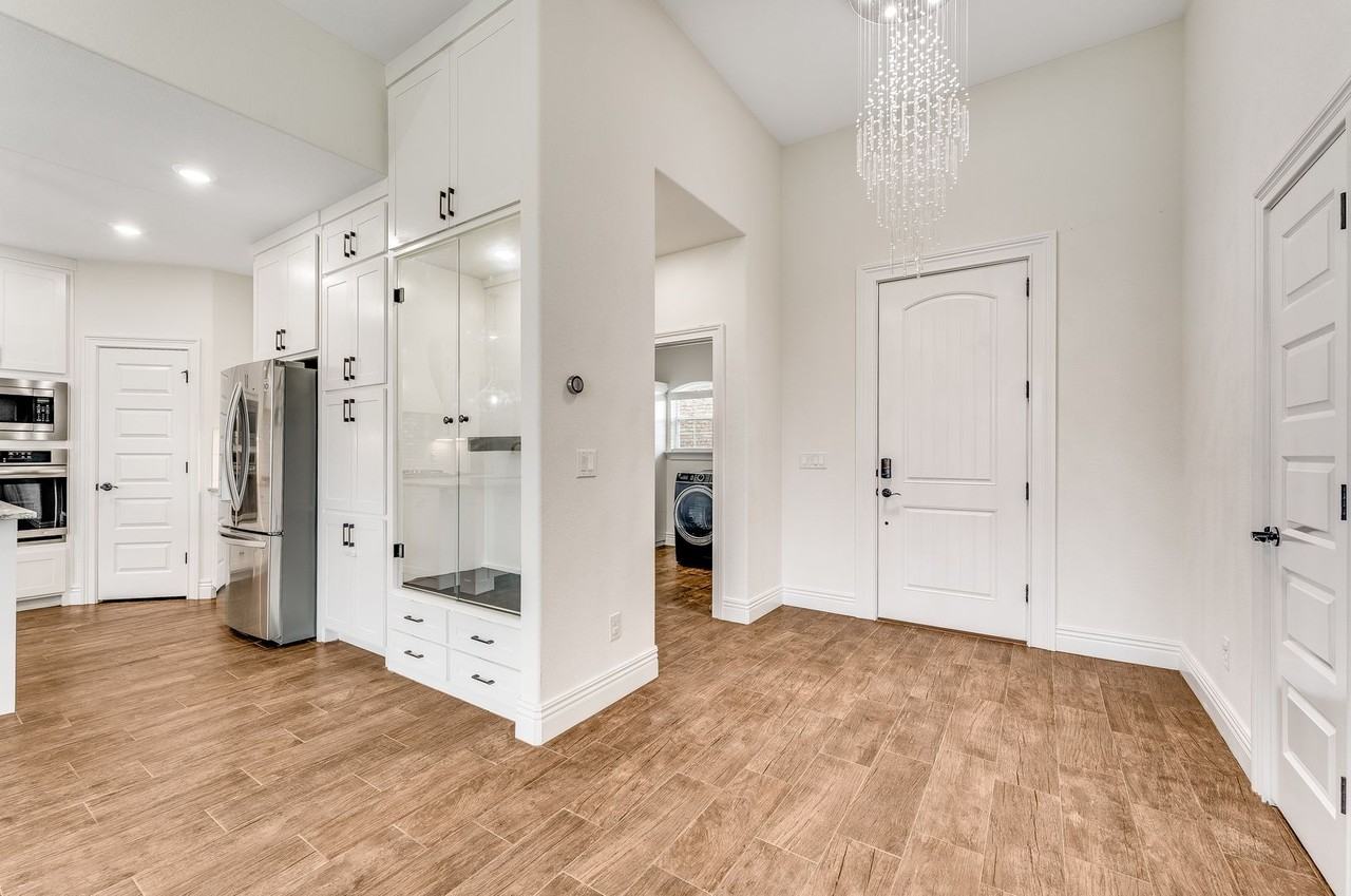 1100 Brandon Way - Photo 3 of 25