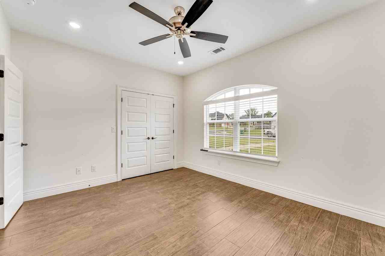 1100 Brandon Way - Photo 5 of 25