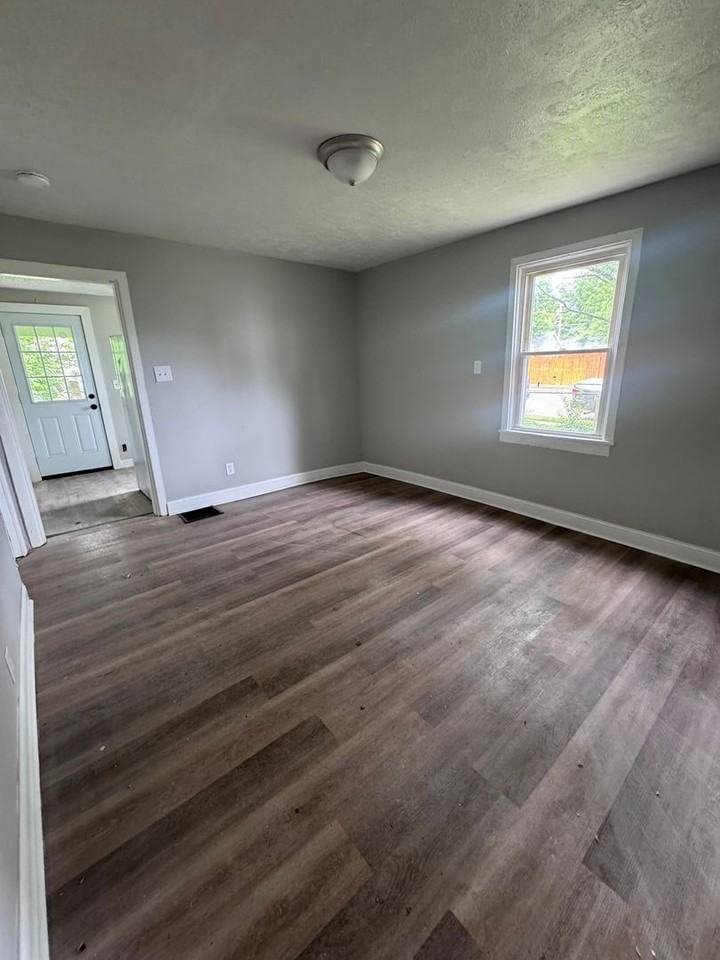 551 Ross Ave - Photo 3 of 8