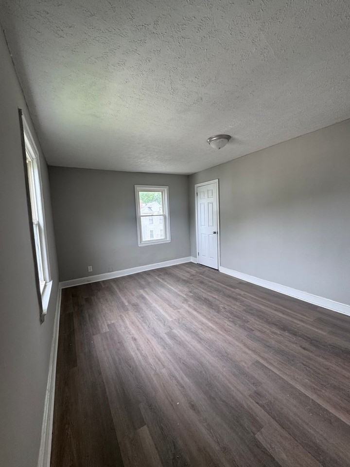 551 Ross Ave - Photo 6 of 8