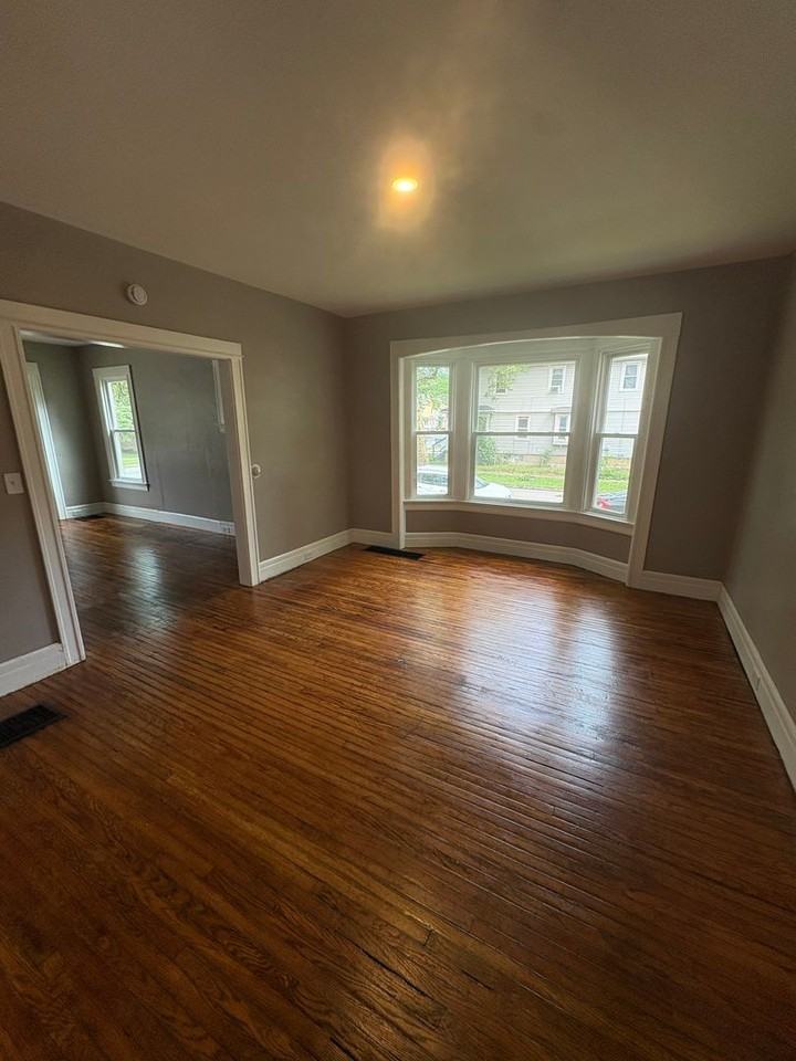 678 Genesee St - Photo 4 of 16