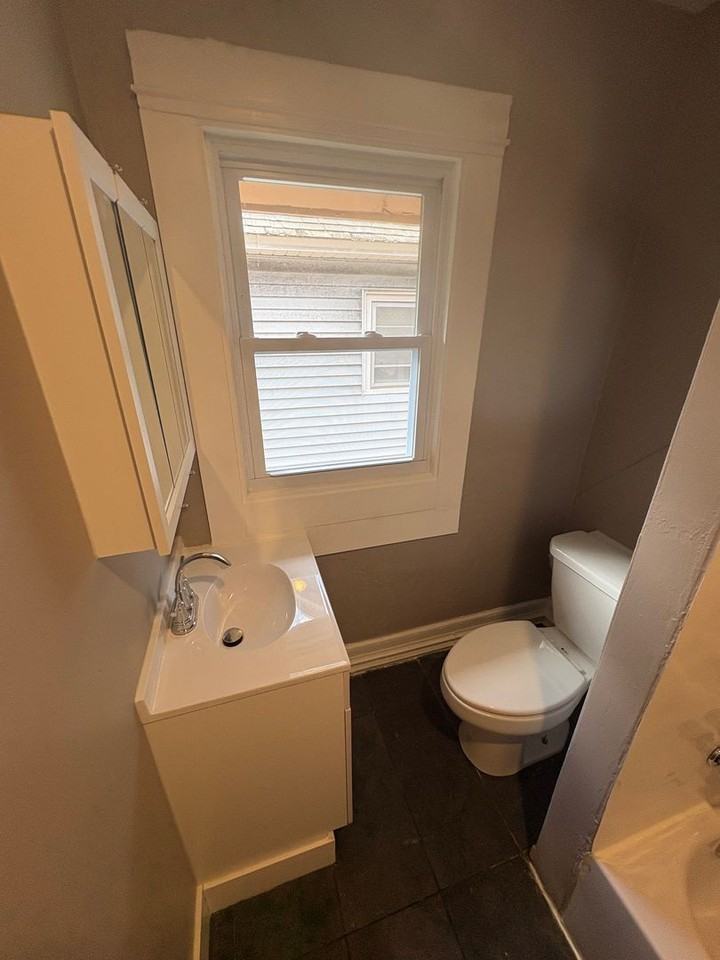678 Genesee St - Photo 7 of 16