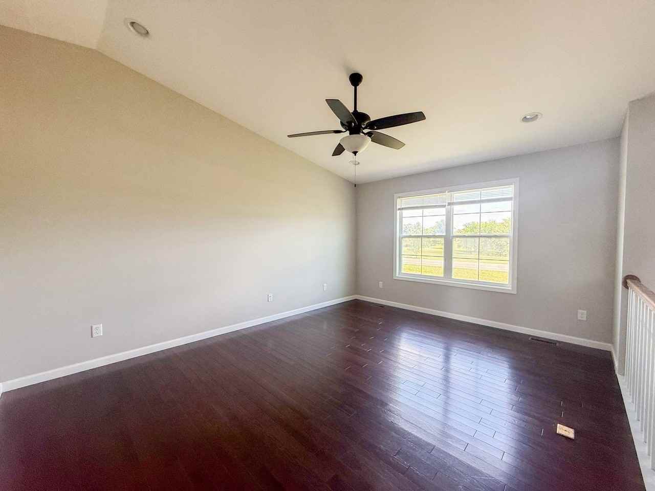 505 Holladay Rd - Photo 4 of 32