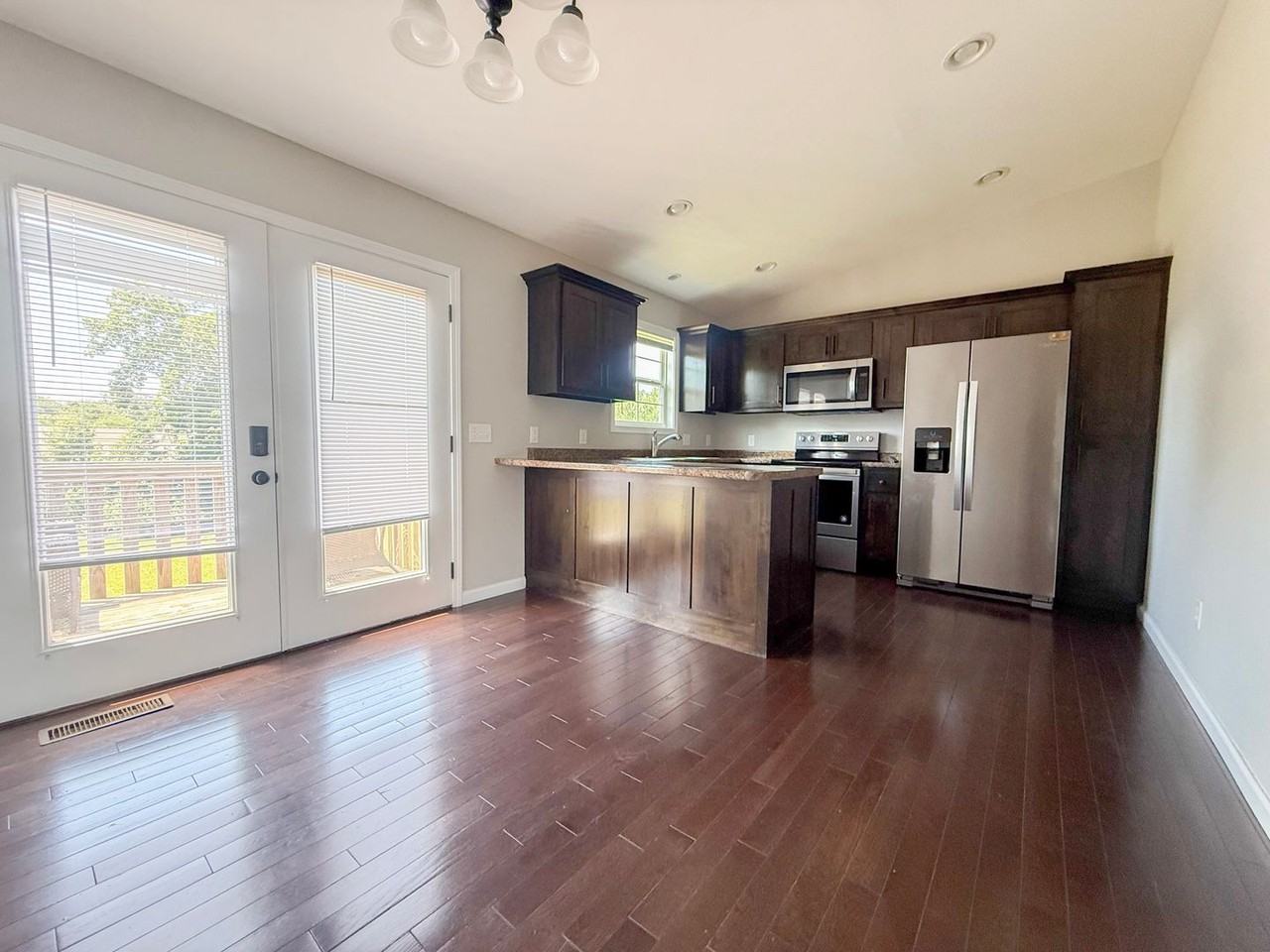 505 Holladay Rd - Photo 7 of 32