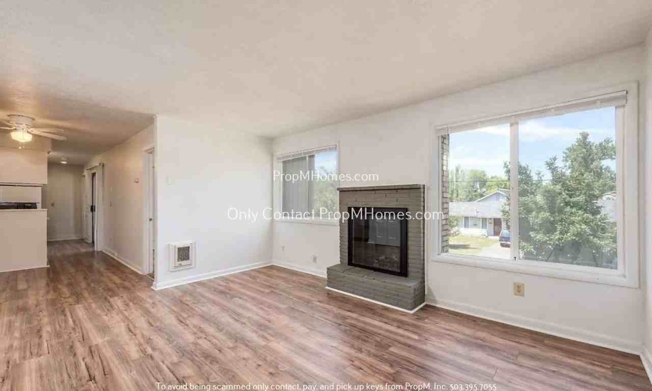 350 Shipping St Ne - Photo 2 of 18