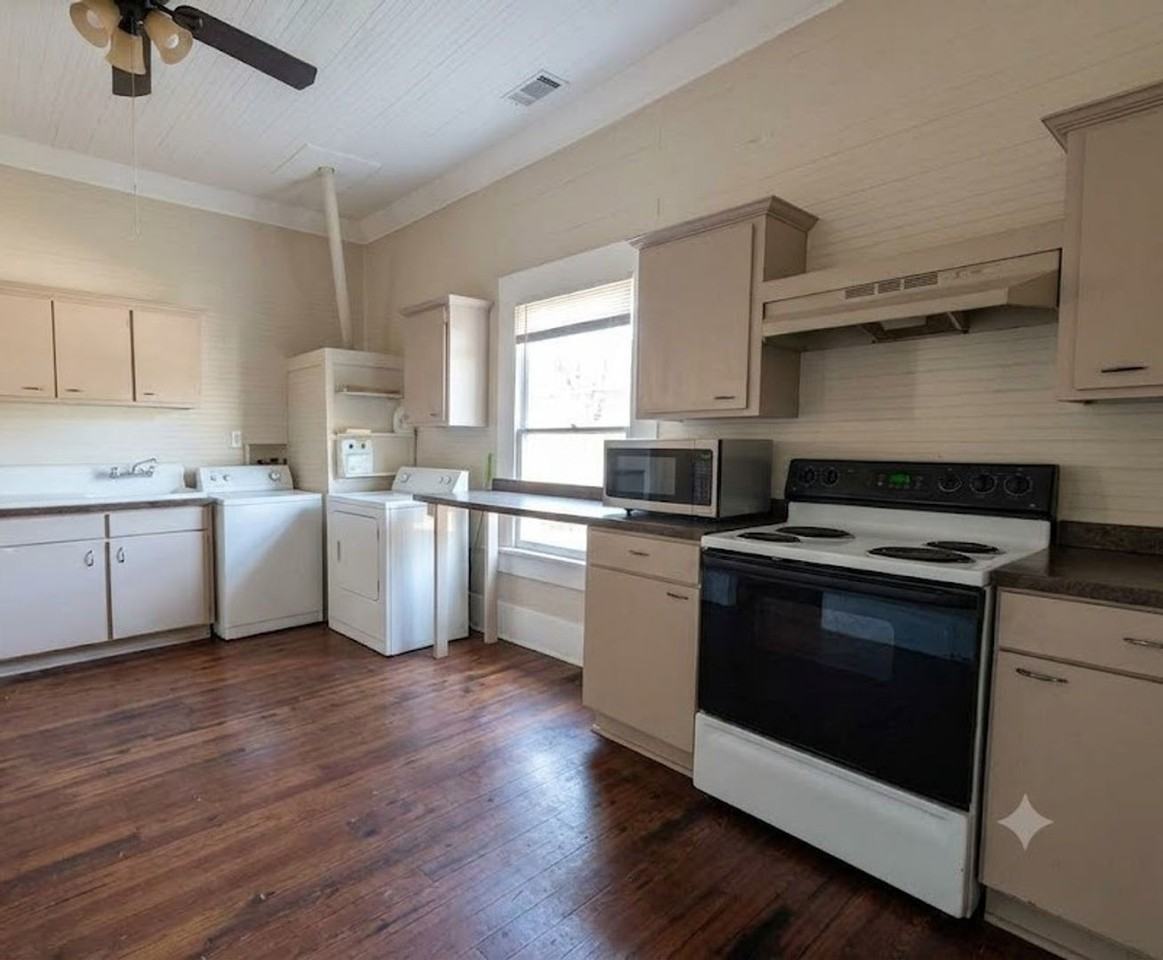 700 Radford St - Photo 2 of 7