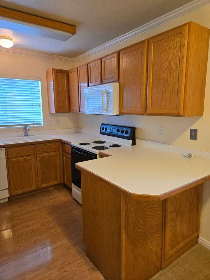 689 N 340 W - Photo 7 of 16