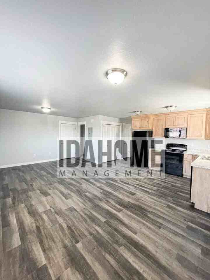 1242 Sawtooth St - Photo 4 of 6