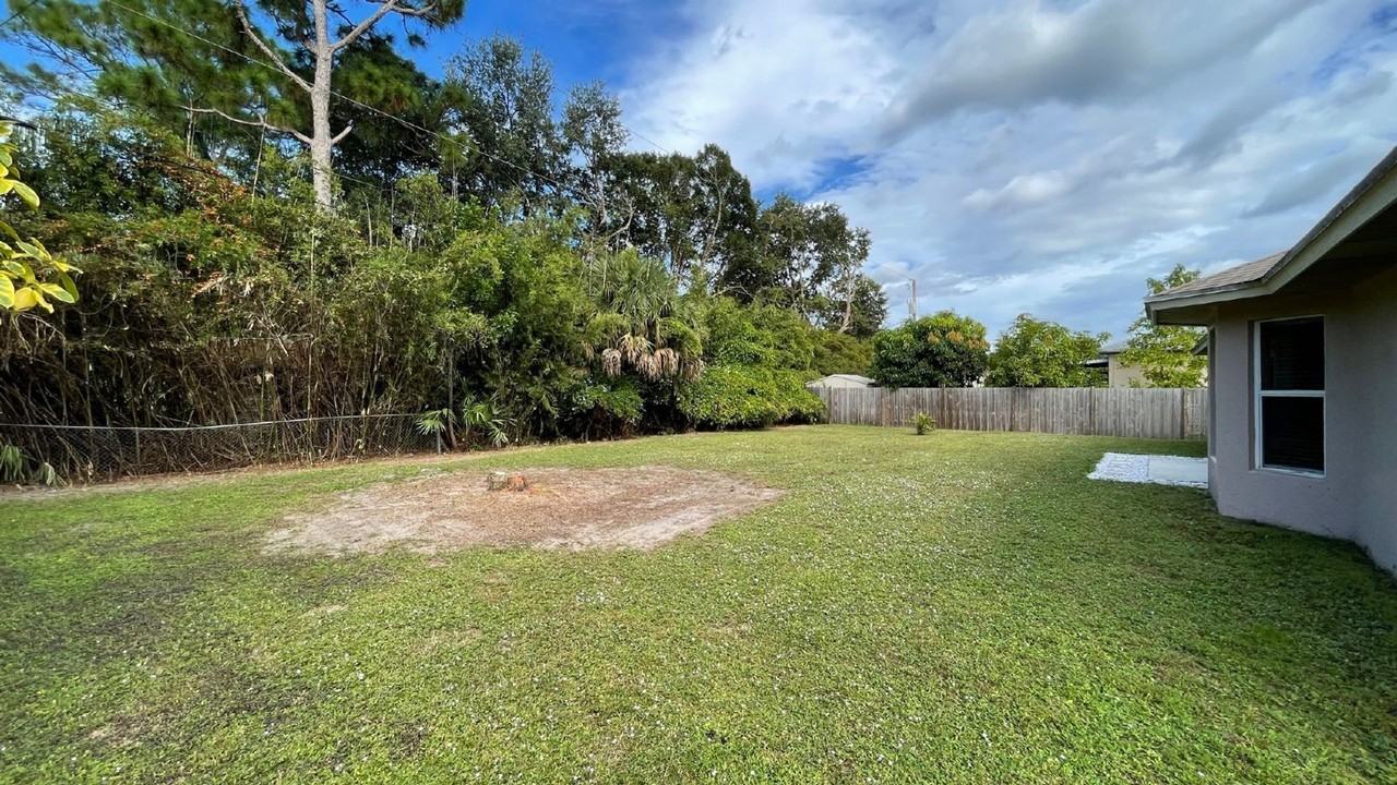 517 Sw Paar Dr - Photo 2 of 21