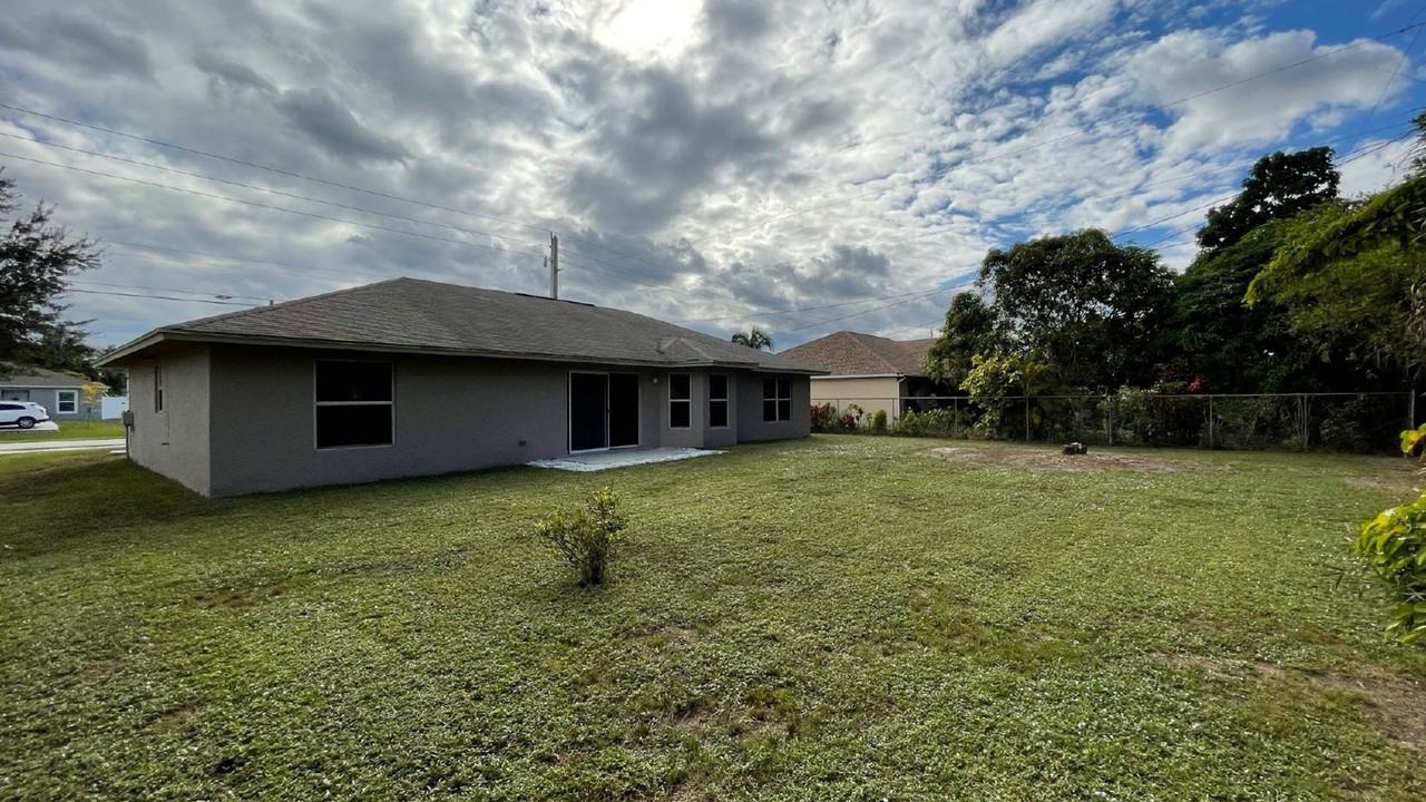 517 Sw Paar Dr - Photo 3 of 21