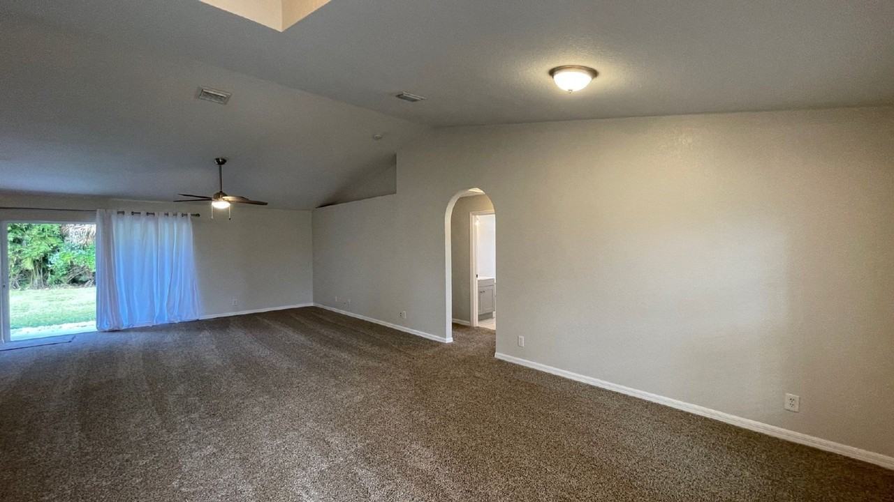 517 Sw Paar Dr - Photo 4 of 21