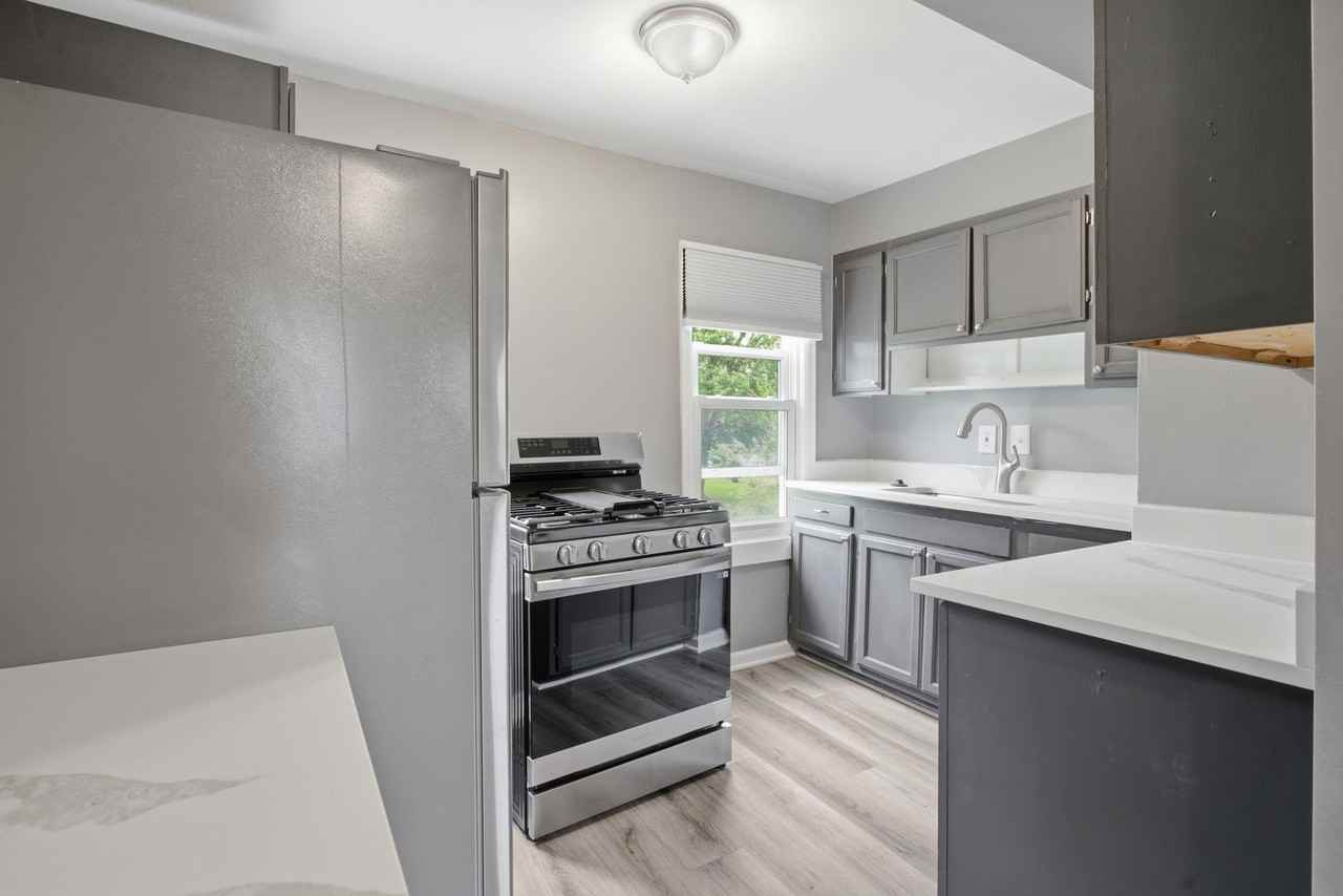23060 Bernard St - Photo 4 of 40