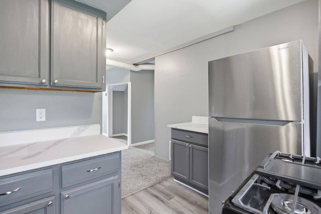 23060 Bernard St - Photo 5 of 40