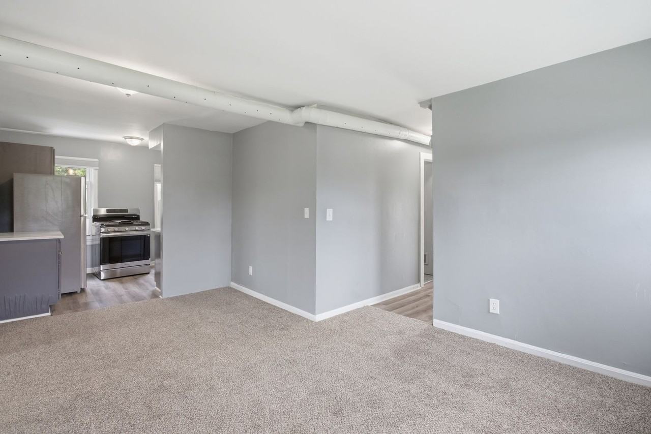 23060 Bernard St - Photo 6 of 46