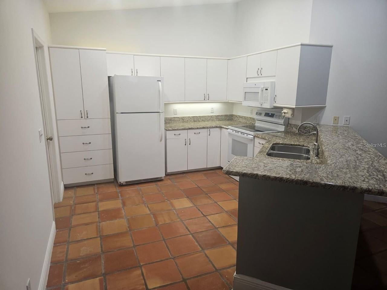 123 Coventry Ln - Photo 3 of 15