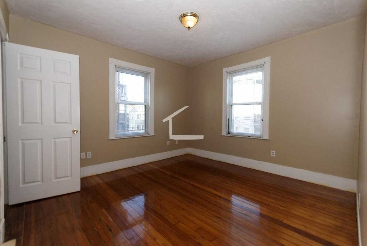 10 Haskell St - Photo 5 of 12