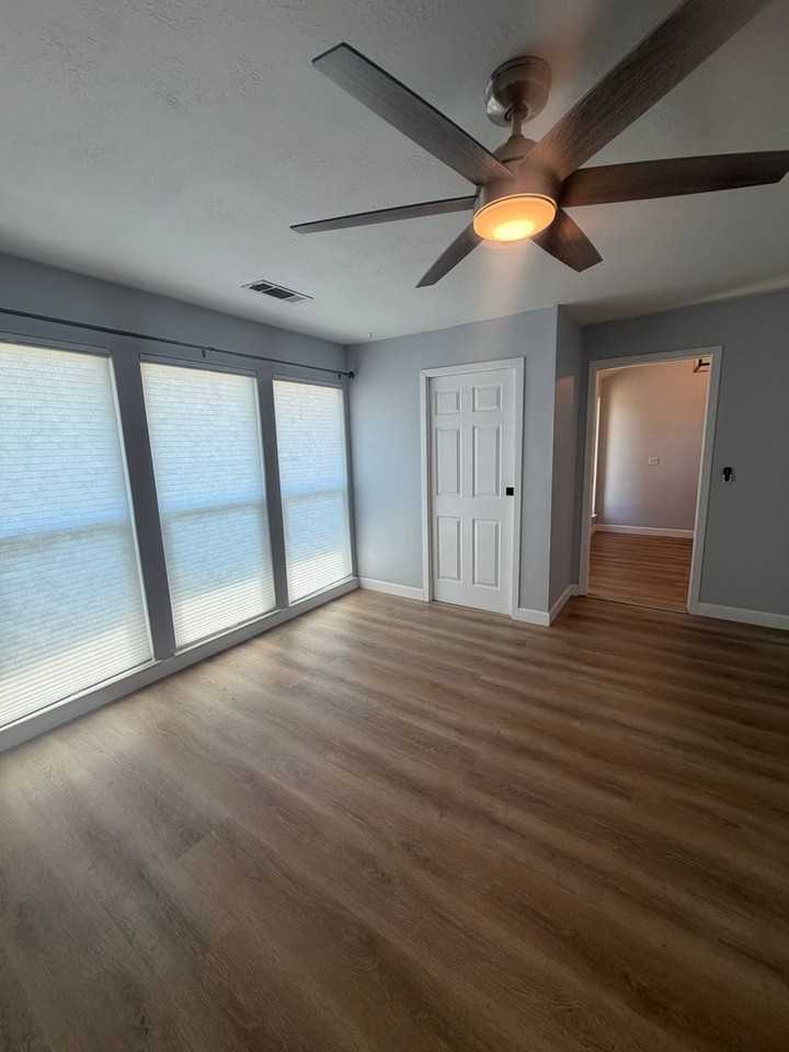 2568 Mayfair Ct - Photo 4 of 29