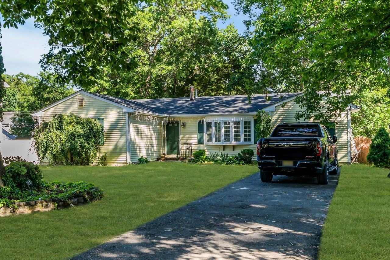 2556 Woodland Rd - Photo 2 of 37