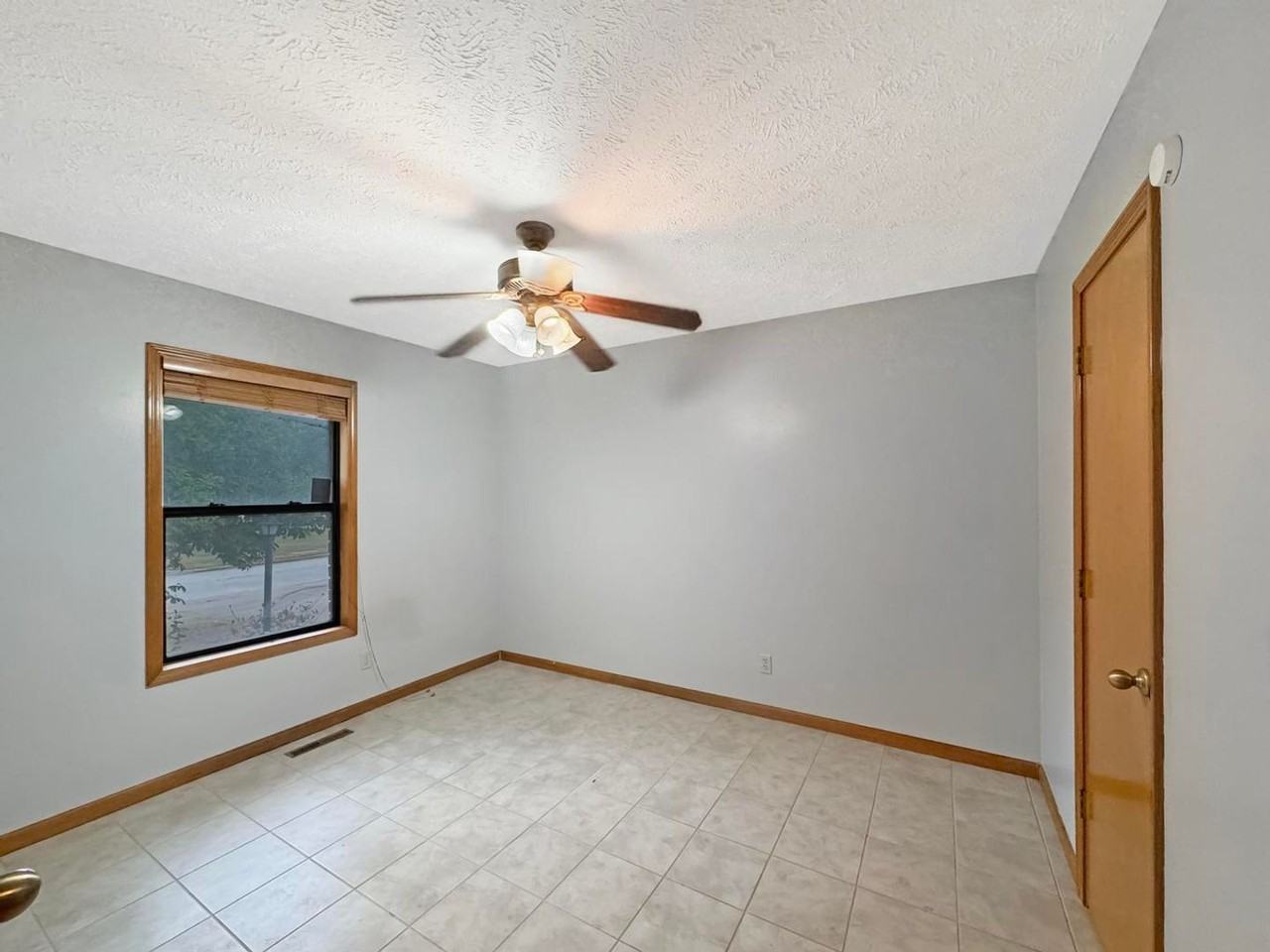 303 S Suburban Ave - Photo 3 of 9