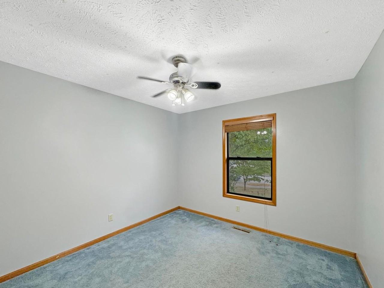 303 S Suburban Ave - Photo 4 of 9