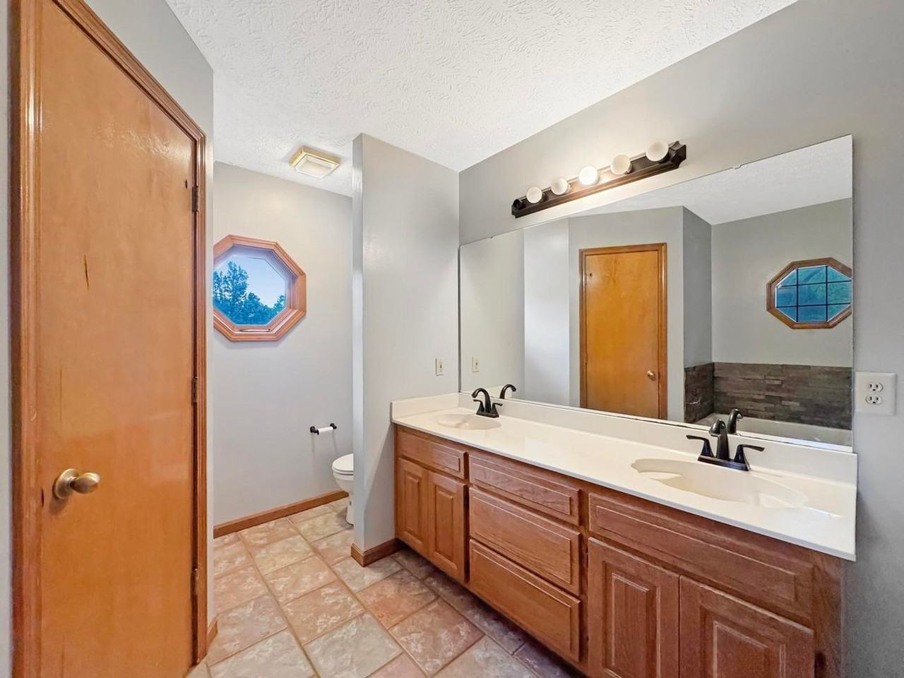 303 S Suburban Ave - Photo 5 of 9