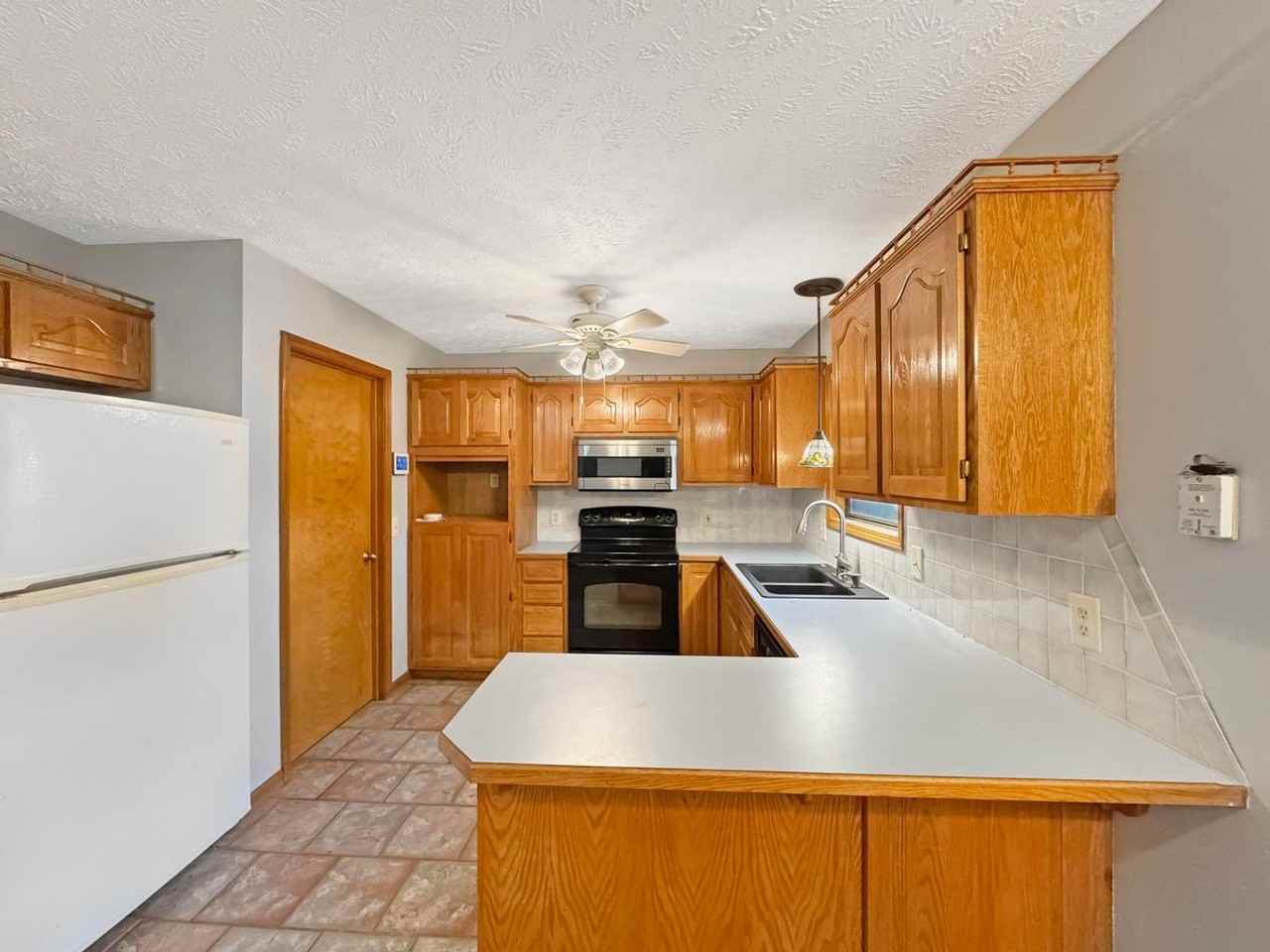 303 S Suburban Ave - Photo 7 of 9