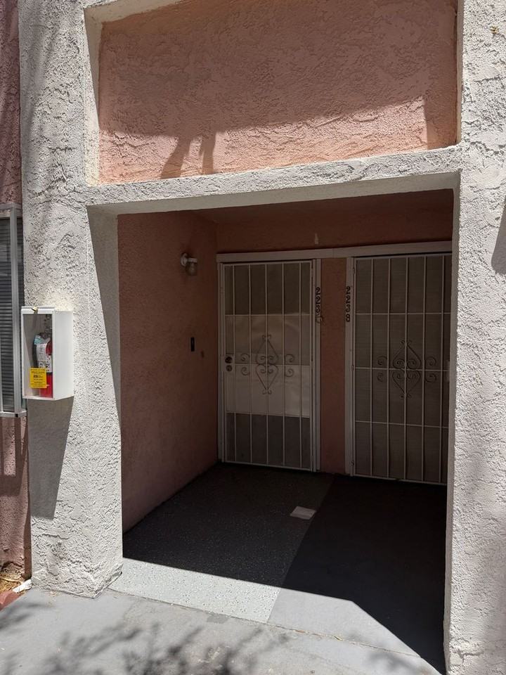 2236 E Desert Inn Rd - Photo 3 of 24