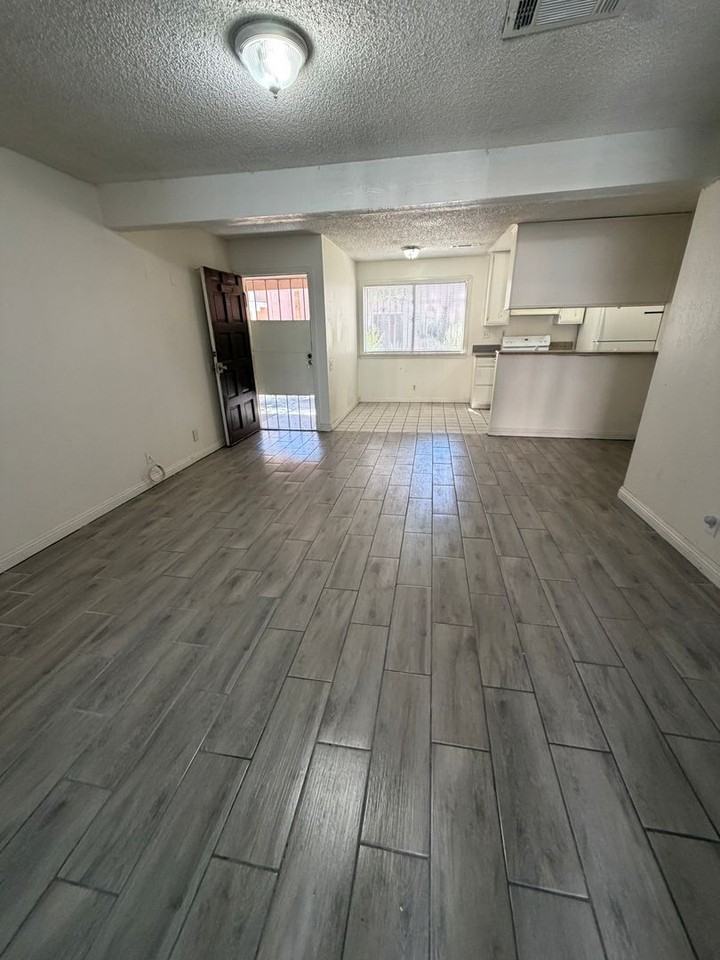 2236 E Desert Inn Rd - Photo 4 of 24