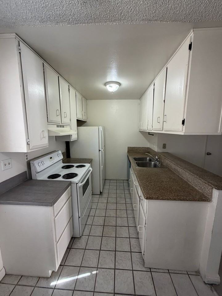 2236 E Desert Inn Rd - Photo 5 of 24