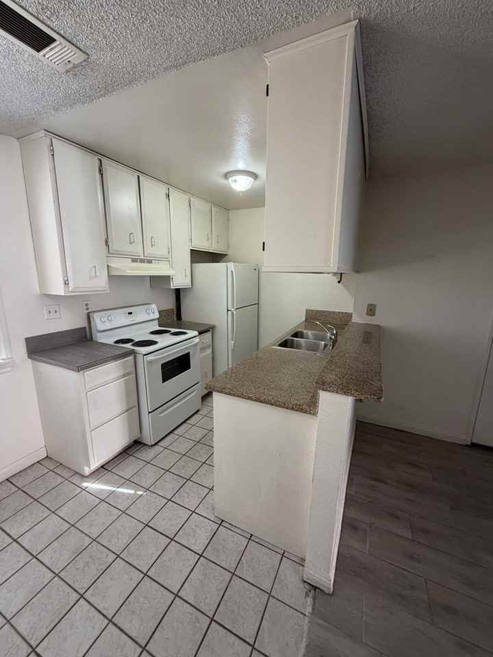 2236 E Desert Inn Rd - Photo 6 of 24
