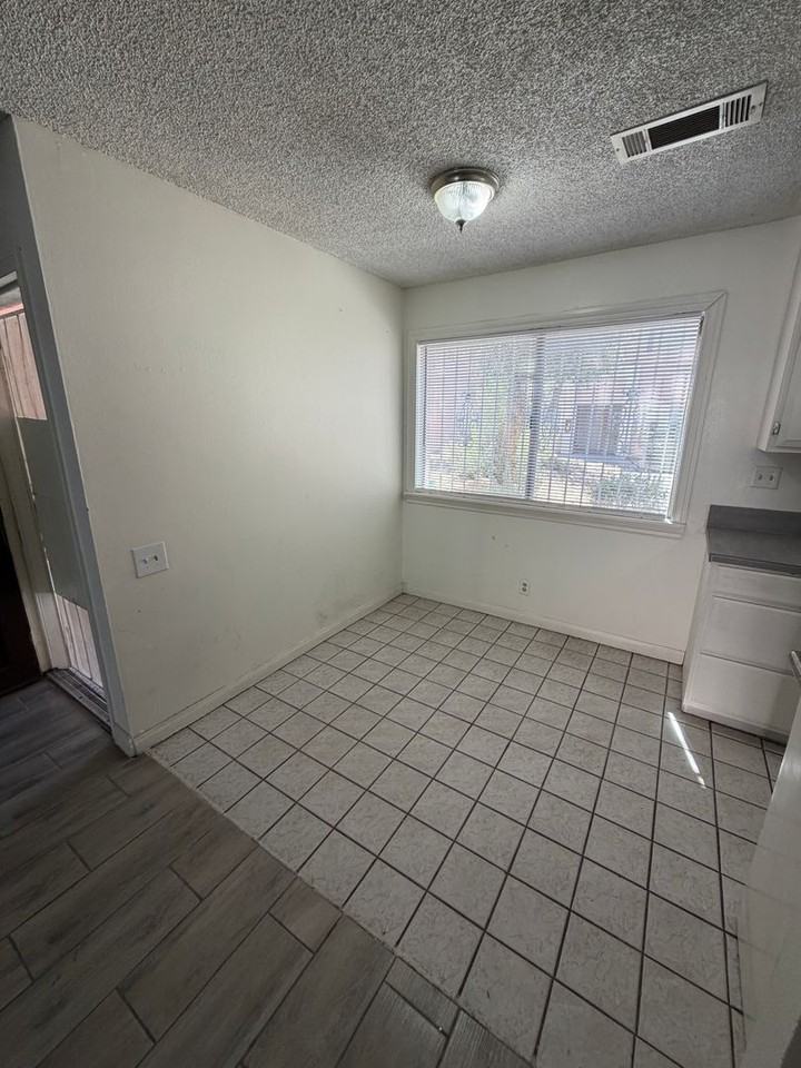 2236 E Desert Inn Rd - Photo 7 of 24